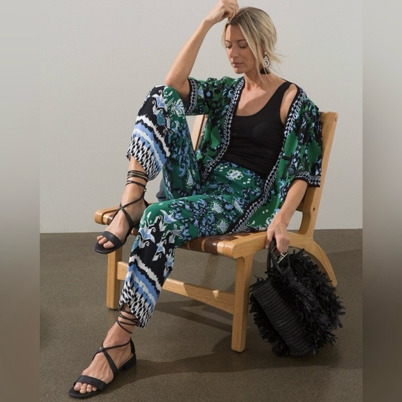 NWT Chico’s Ikat Wide Leg Soft Crops Size 14 (2.5) - Picture 4 of 5